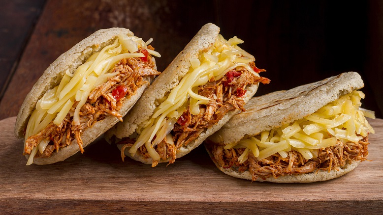 Arepa pelúa con un toque italiano