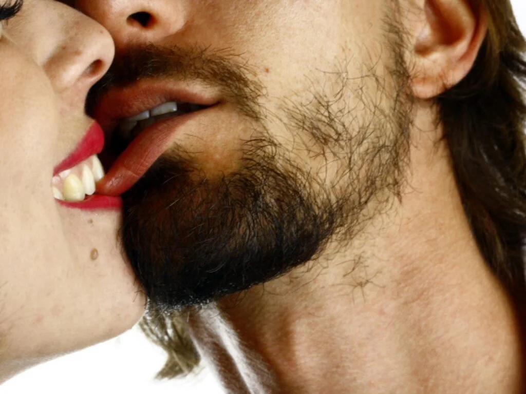 Con lengua o sin lengua: ¿Qué enciende más la pasión?