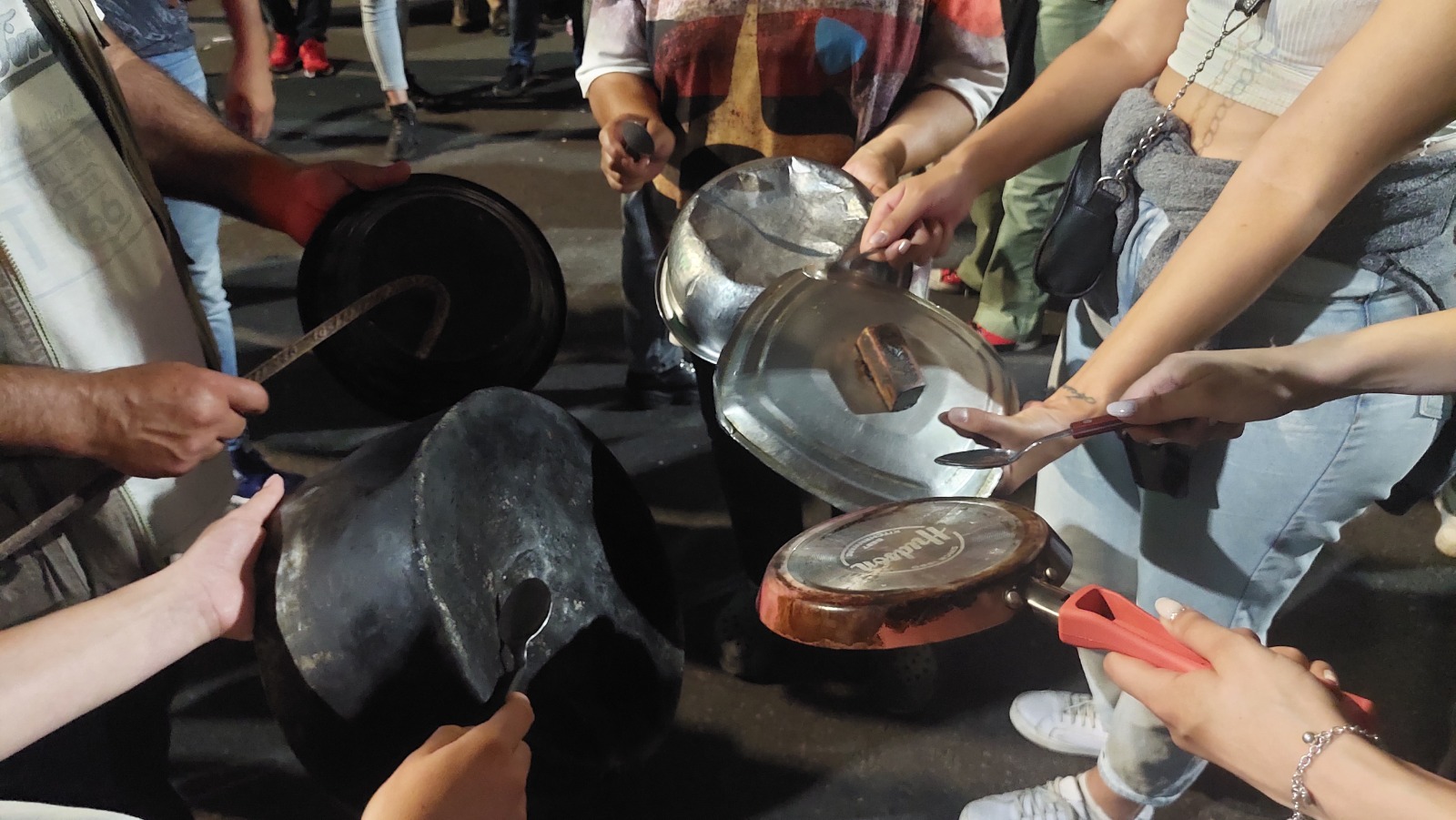 Residentes de Santo Domingo Norte realizan cacerolazo contra apagones