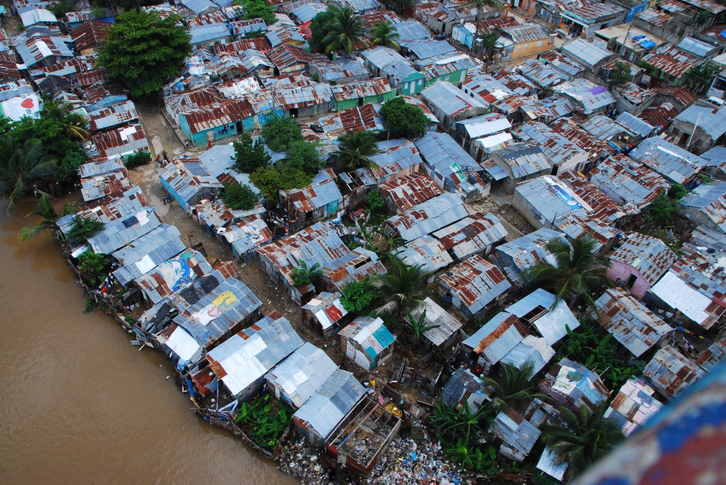Familias en riberas del río Ozama esperan traslado tras decreto presidencial