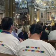 Católicos LGTBIQ+ cruzan la Puerta Santa de San Pedro durante el Jubileo