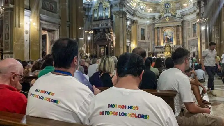 Católicos LGTBIQ+ cruzan la Puerta Santa de San Pedro durante el Jubileo