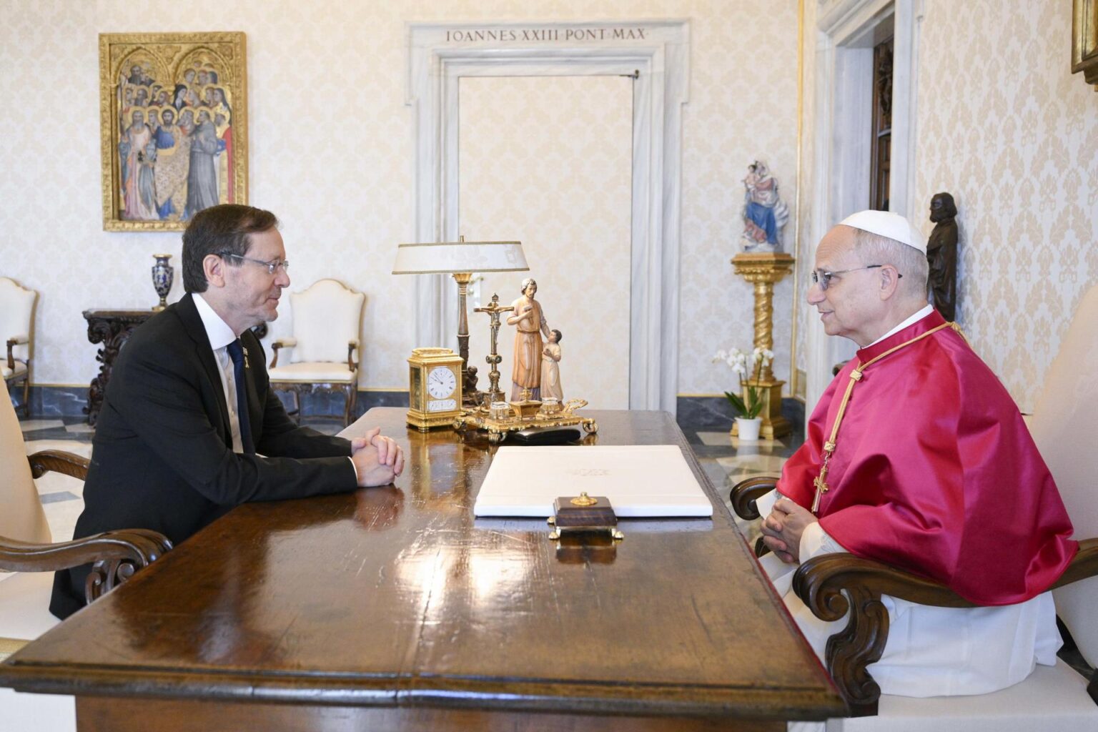 El papa León XIV recibe al presidente de Israel en el Vaticano