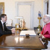 El papa León XIV recibe al presidente de Israel en el Vaticano