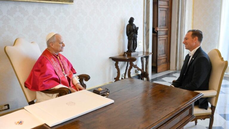 El papa recibe las credenciales del nuevo embajador de Trump ante el Vaticano