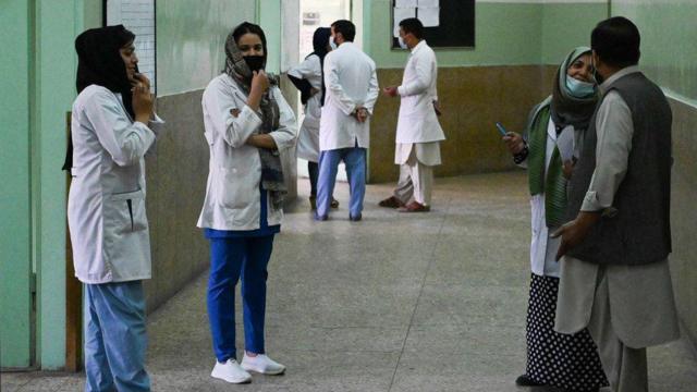 Médicos en Afganistán alertan de una escasez de medicinas para las víctimas del terremoto