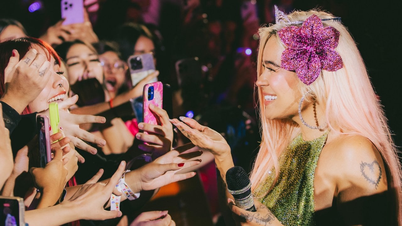 Karol G llena de ritmo latino el descanso de la NFL en São Paulo
