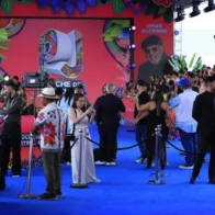 Lentejuelas y telas indígenas de Panamá brillan en la alfombra de los Premios Juventud