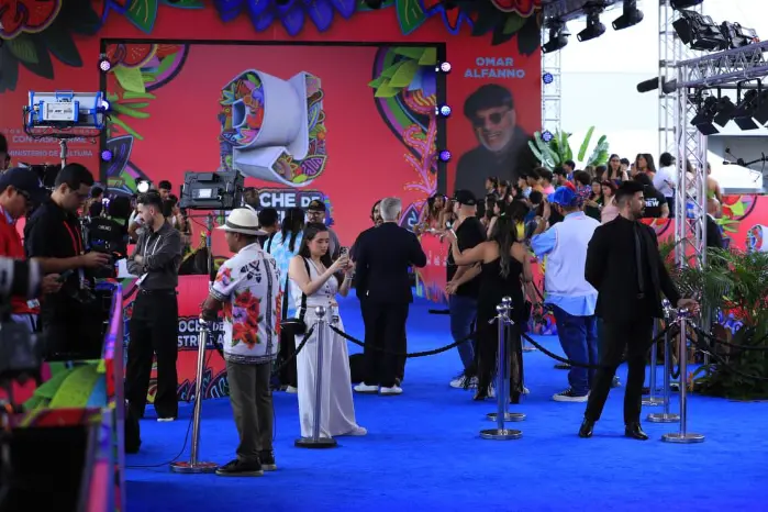 Lentejuelas y telas indígenas de Panamá brillan en la alfombra de los Premios Juventud
