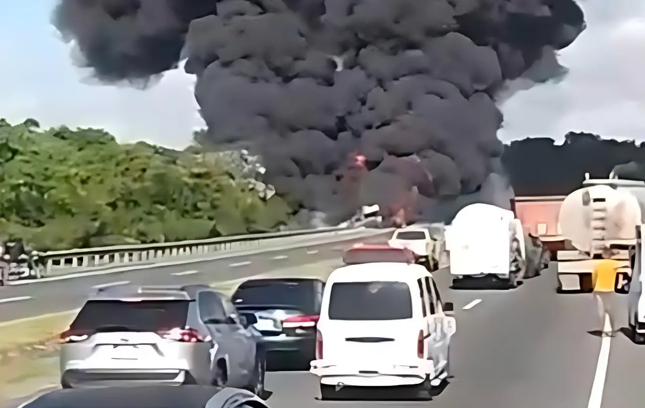 Explota camión de combustible en la Circunvalación de Santo Domingo