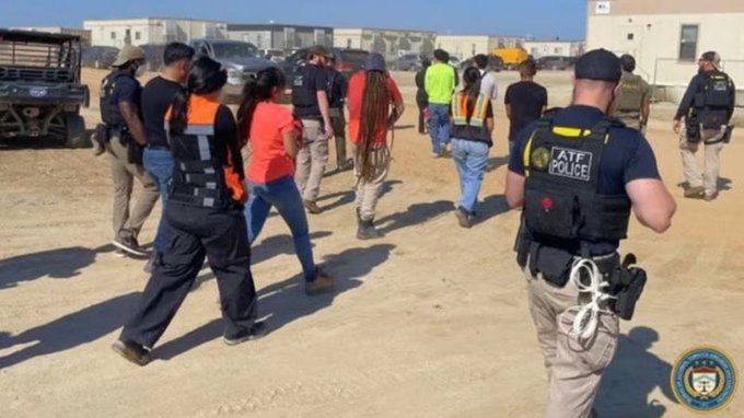 Migrantes latinos y surcoreanos, entre los 450 detenidos en redada en la planta de Hyundai