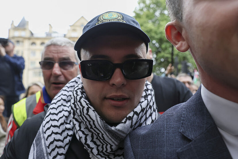 Juez desestima caso por terrorismo contra cantante de Kneecap