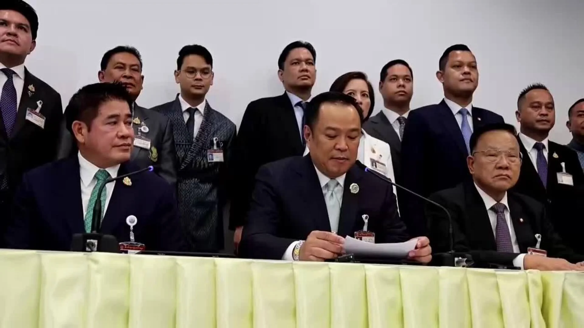 primer ministro interino de Tailandia propone al rey disolver el Parlamento