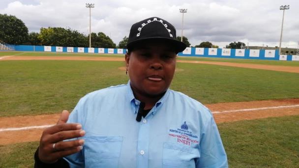 Omairy Guzmán hace historia como primera mujer árbitro en la Liga Profesional de Béisbol de RD