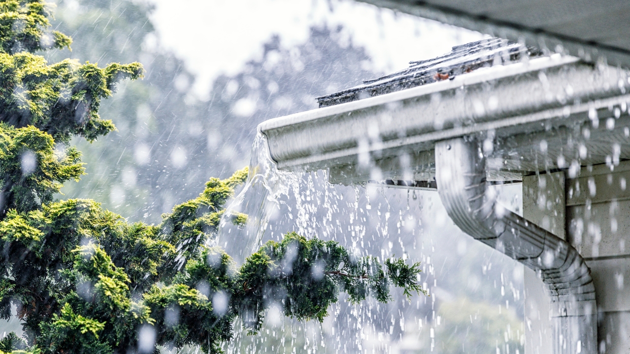 Fuertes tormentas azotan España: daños materiales, granizo y suspensión de clases