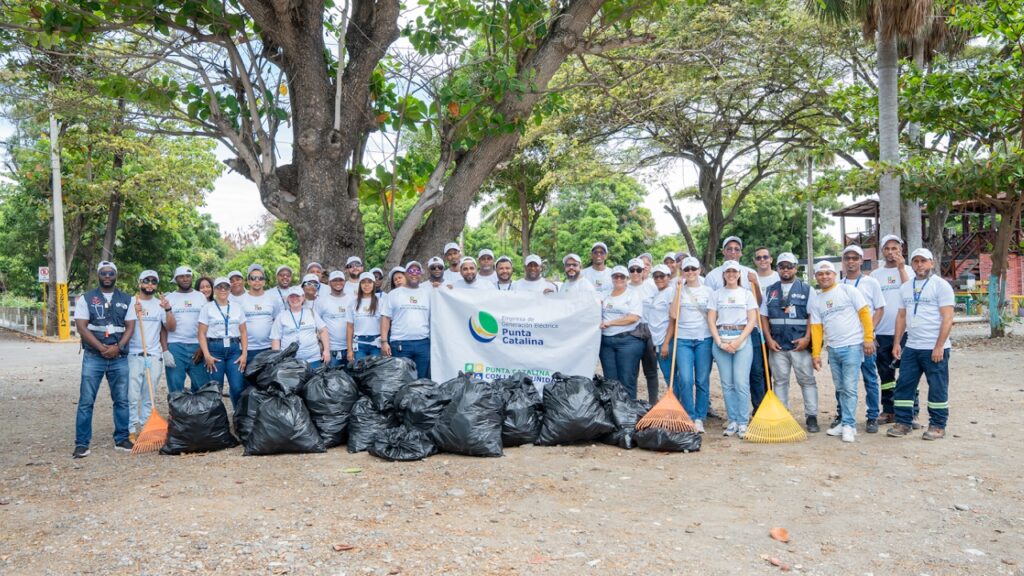 Colaboradores de Punta Catalina retiran desechos sólidos en Playa Los Almendros