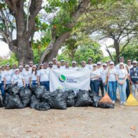 Colaboradores de Punta Catalina retiran desechos sólidos en Playa Los Almendros