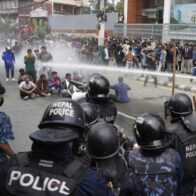 Turba persigue y golpea al supuesto ministro de Finanzas de Nepal