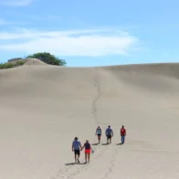 Senador reitera defensa de las Dunas de Baní y propone titular familias fuera del área protegida
