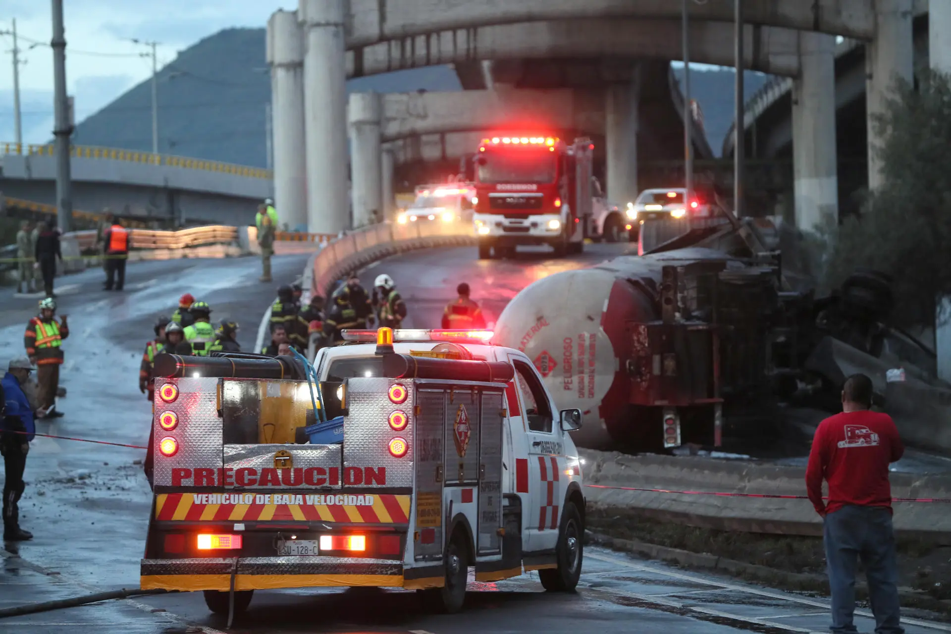 Investigan en México choque por exceso de velocidad en la explosión de camión de gas