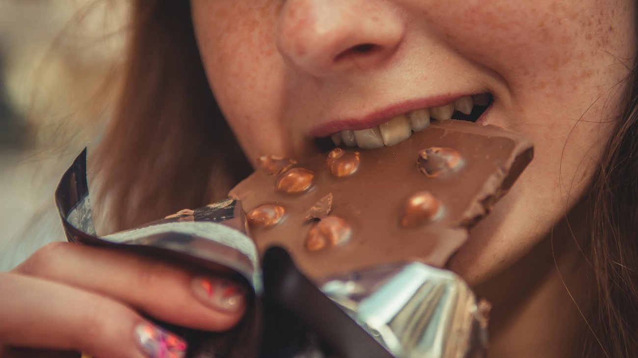 Detienen a una rusa por robar 223 tabletas de chocolate y comérselas
