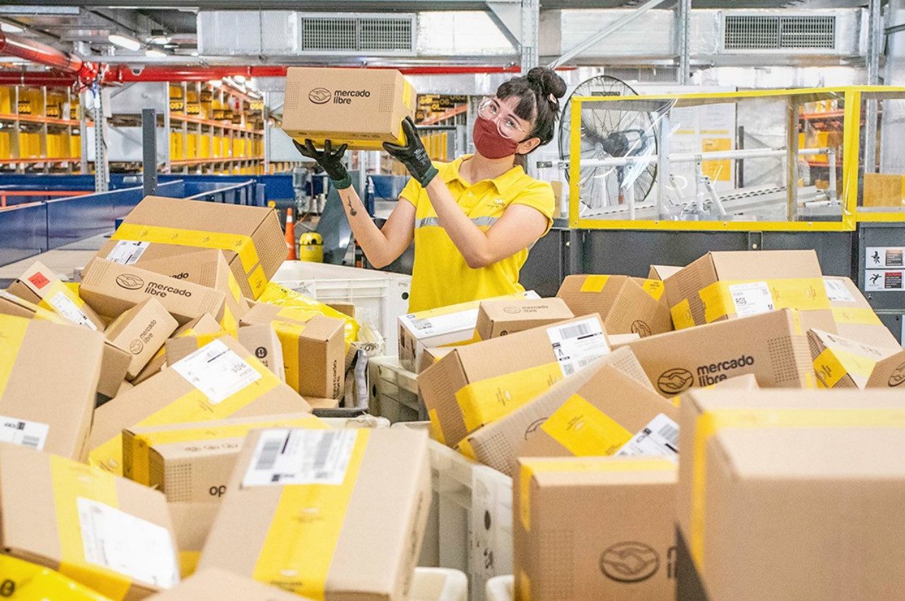 Mercado Libre usa robots para organizar productos en sus centros de distribución en Brasil