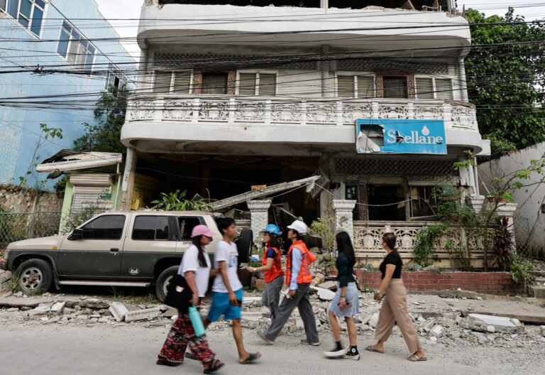 Filipinas se centra en las labores de socorro tras sismo de magnitud 6,9 con 72 muertos 11 | Noticias de hoy en República Dominicana Filipinas se centra en las labores de socorro tras sismo de magnitud 6,9 con 72 muertos