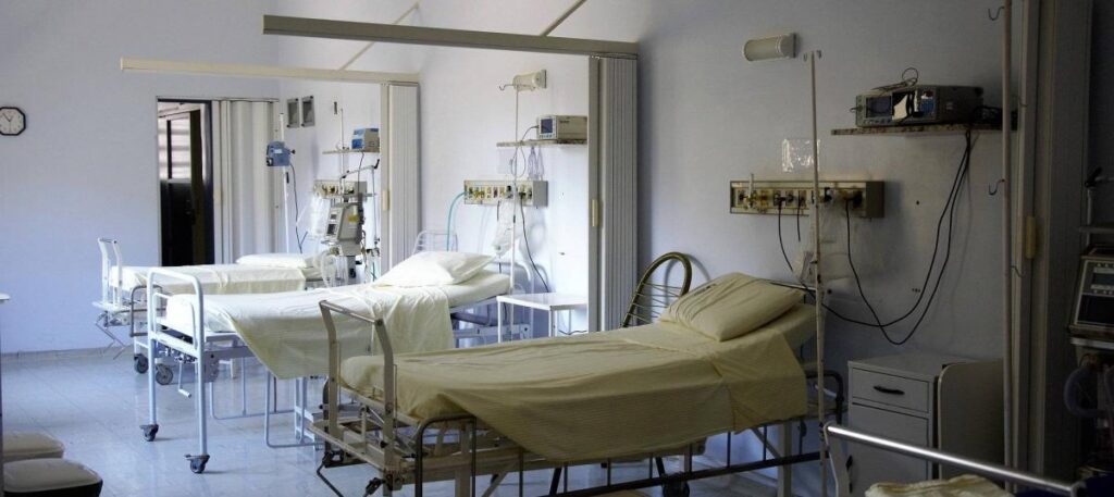 Colombia destapa escándalo en el sistema de salud: $2,3 billones facturados a personas fallecidas