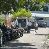 Al menos 14 estudiantes y una funcionaria hospitalaria se desmayan en liceo de Barahona por presunto químico