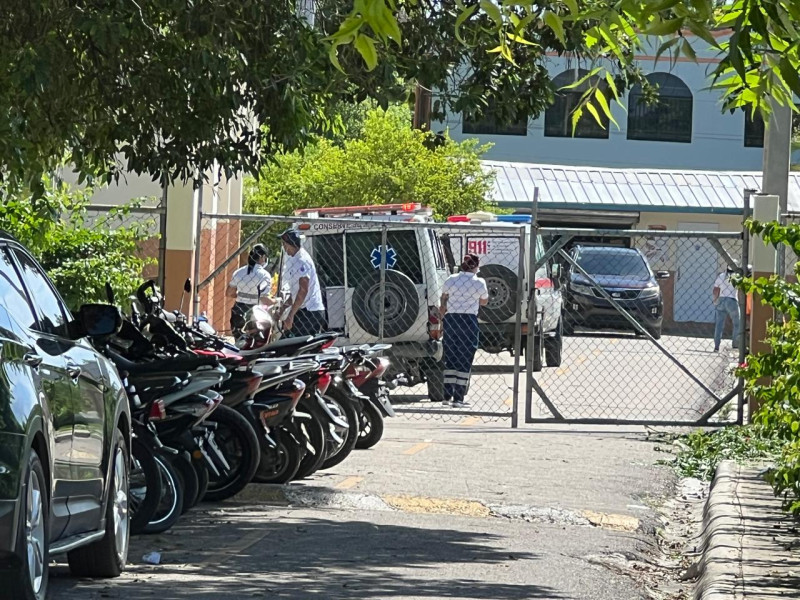 Al menos 14 estudiantes y una funcionaria hospitalaria se desmayan en liceo de Barahona por presunto químico