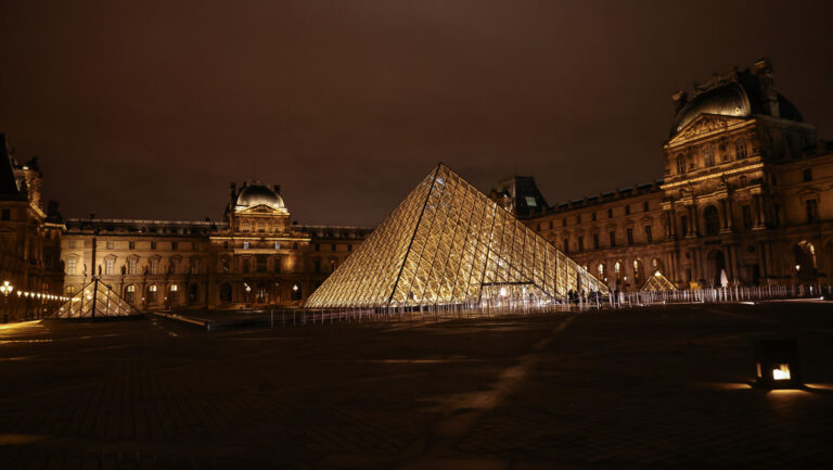 Roban el Museo del Louvre