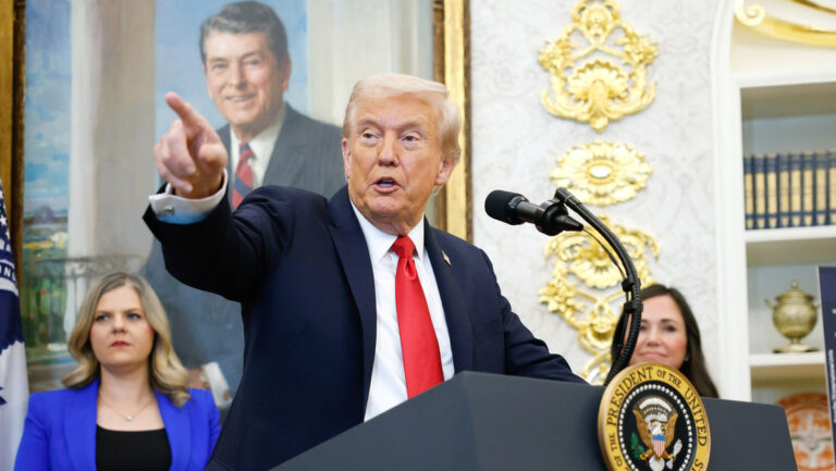 Trump llama a Petro "líder del narcotráfico"