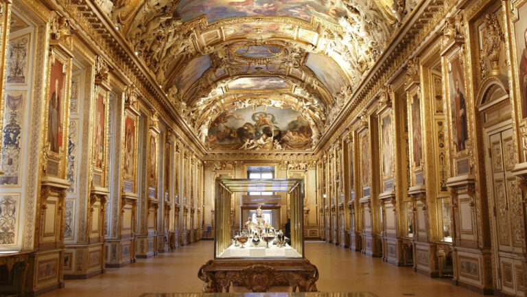 Robo histórico en el Museo del Louvre: se llevan nueve joyas imperiales de Napoleón y la emperatriz Eugenia