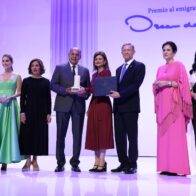 Augusto Taveras recibe el Premio al Emigrante Dominicano Sr. Oscar de la Renta