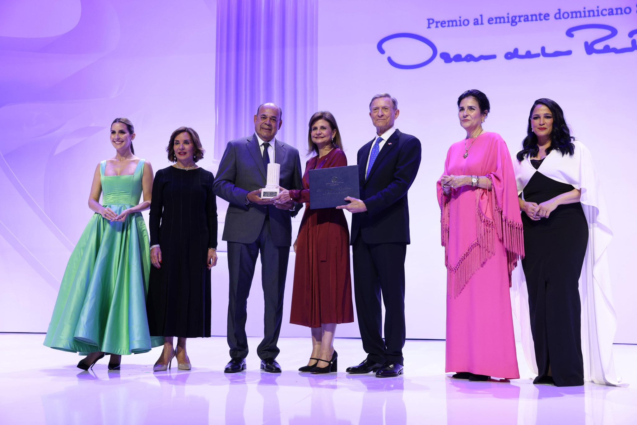 Augusto Taveras recibe el Premio al Emigrante Dominicano Sr. Oscar de la Renta