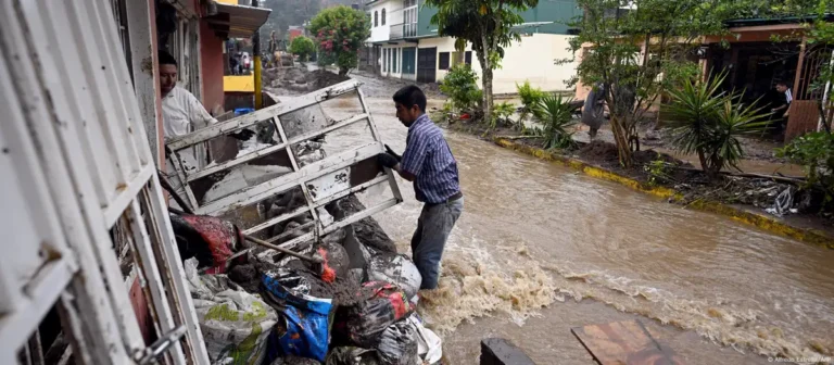 Lluvias torrenciales en México dejan al menos 64 muertos y 65 desaparecidos