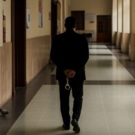 Es de madrugada y los pasillos del tribunal están sumidos en un silencio absoluto. Los pasos agitados de los togados han cesado, pero dentro de la Oficina Judicial de Servicios de Atención Permanente (OSJAP) del Distrito Nacional, el trabajo no se detiene. (Imagen creada por IA)