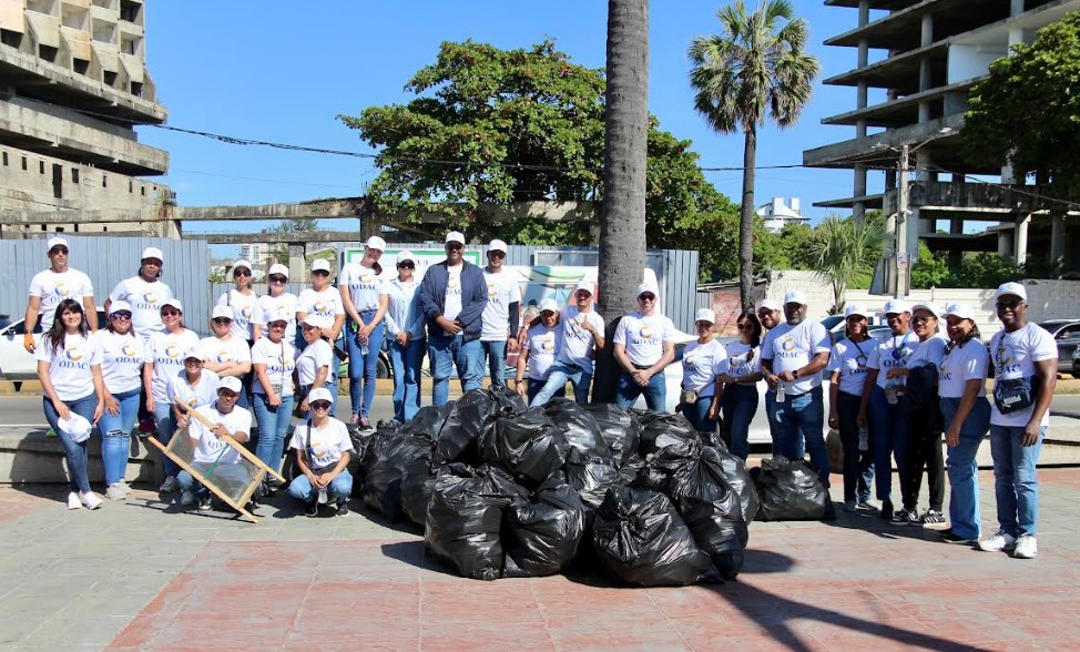 ODAC recolecta más de mil libras de desechos en jornada de limpieza en playa Güibia