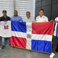 Comisionado de Béisbol entrega bandera a equipo Viejas Glorias