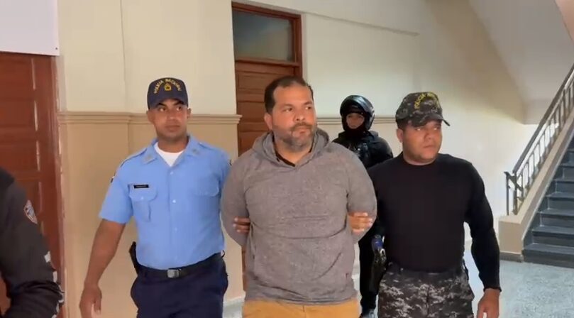 Fijan para el miércoles conocimiento de coerción contra alguacil vinculado a asesinato frente al Palacio de Justicia de SFM