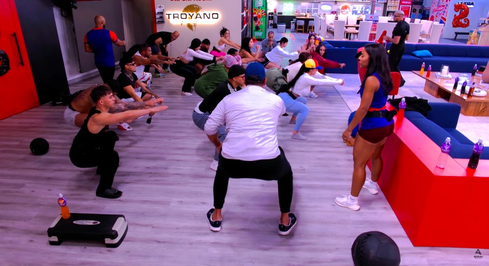 Sin dormir, pero con energía: participantes de la Casa de Alofoke 2 se estrenan con rutina fitness