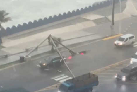 Huracán Melissa provoca caída de semáforo en la avenida 30 de Mayo, Santo Domingo