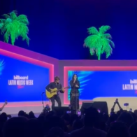 ¡Emotivo! Laura Pausini interpretó “Turista” de Bad Bunny junto a su esposo en la Semana de Billboard