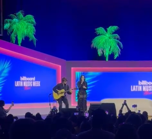 ¡Emotivo! Laura Pausini interpretó “Turista” de Bad Bunny junto a su esposo en la Semana de Billboard