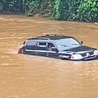 Vehículo queda atrapado en las aguas del río Ozama en Don Juan, Monte Plata