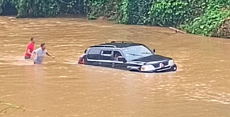 Vehículo queda atrapado en las aguas del río Ozama en Don Juan, Monte Plata