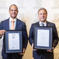 Director país de AENOR, Ariel Espejo y Gustavo Ariza, presidente ejecutivo de APAP al recibir la certificación.