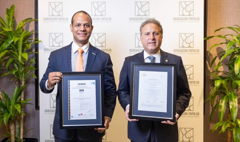 Director país de AENOR, Ariel Espejo y Gustavo Ariza, presidente ejecutivo de APAP al recibir la certificación.