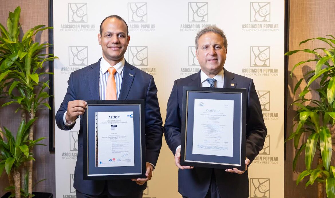Director país de AENOR, Ariel Espejo y Gustavo Ariza, presidente ejecutivo de APAP al recibir la certificación.