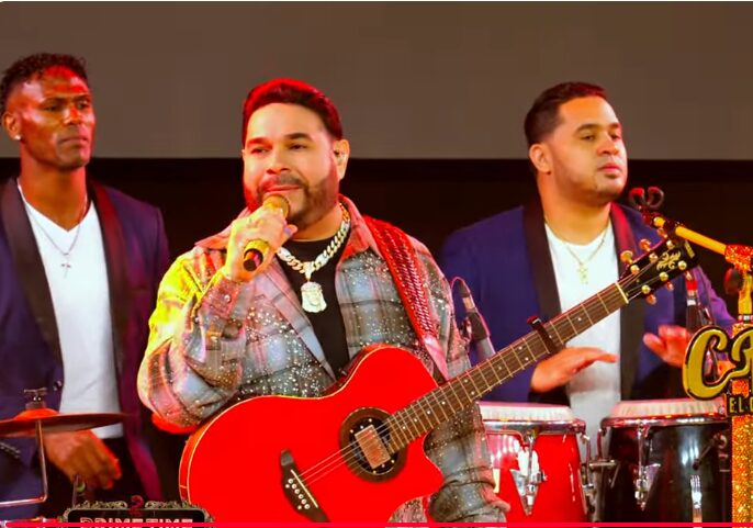 El Chaval de la Bachata prende fuego a “La Casa de Alofoke 2” con concierto sorpresa